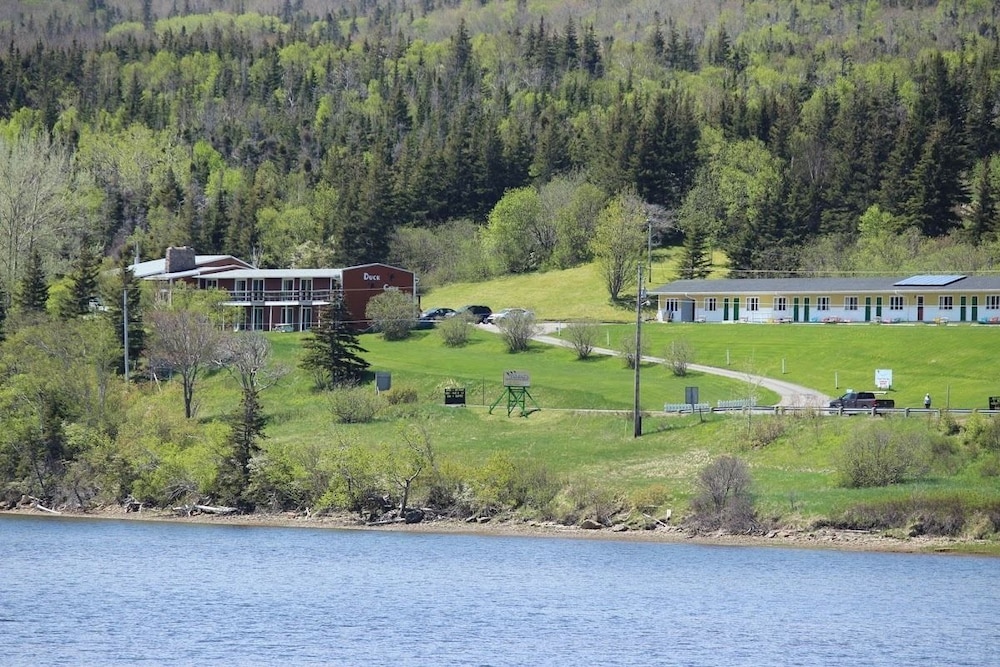 Duck Cove Inn