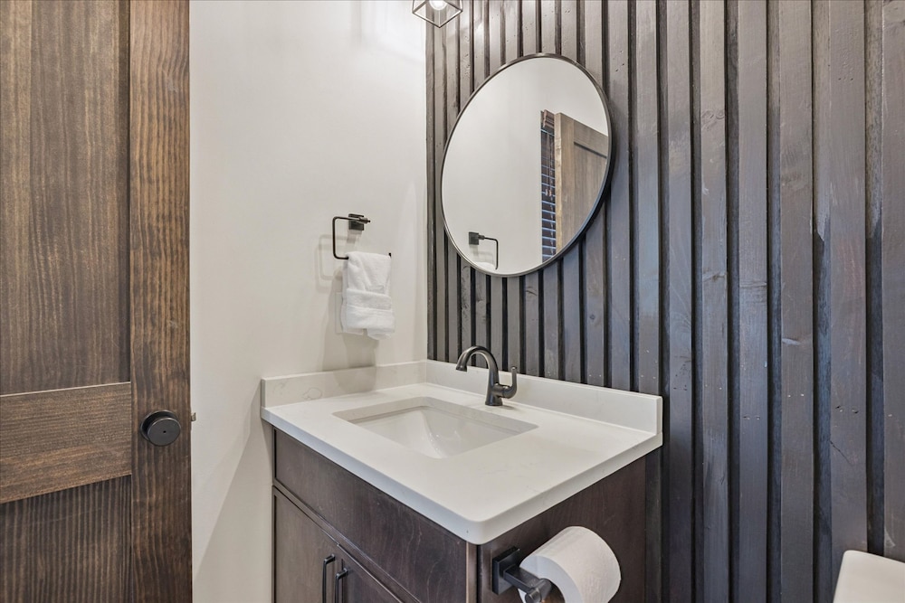 Gorgeous Brand-new Home w Pool Game Room Hot Tub