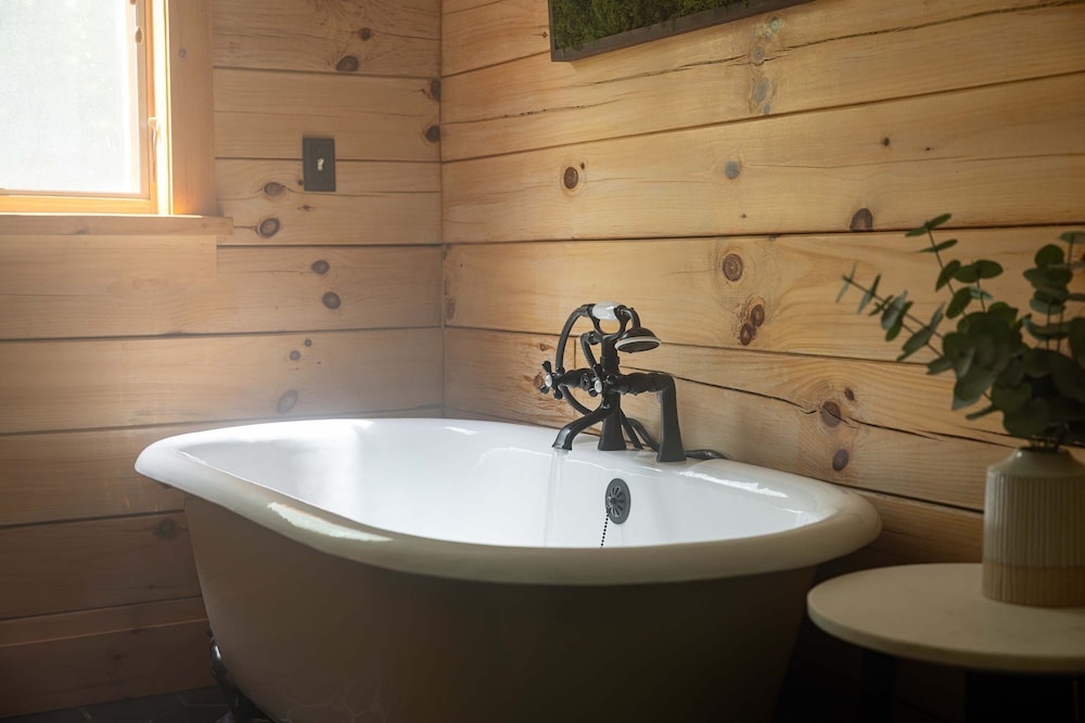 Luxury Private Estate w Pool Near Rhinebeck