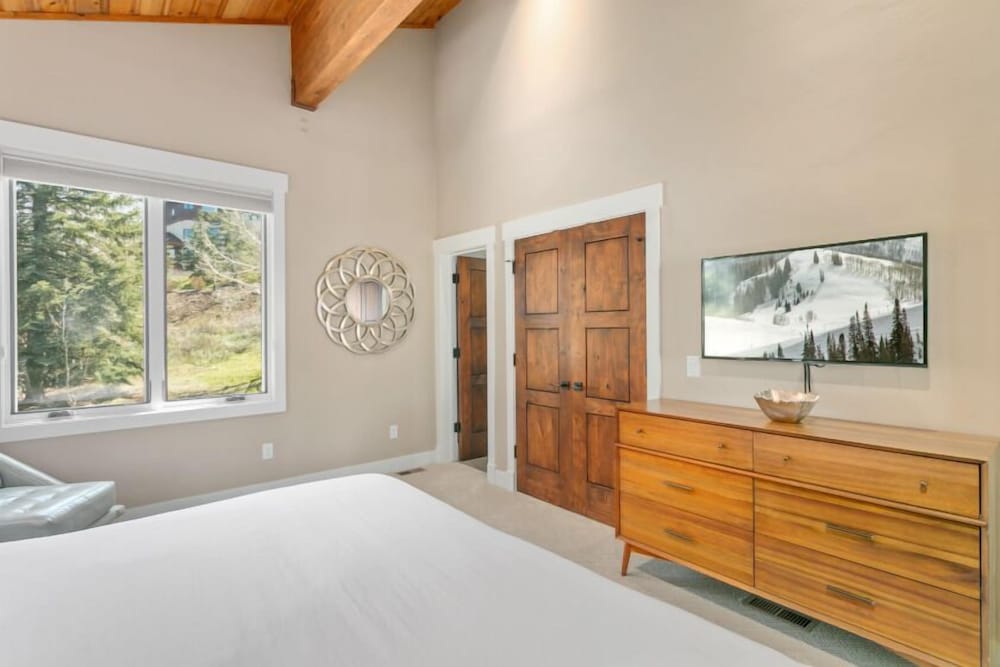 2540 Queen Esther Dr - 5 Bedroom Home with Spa 5 Home