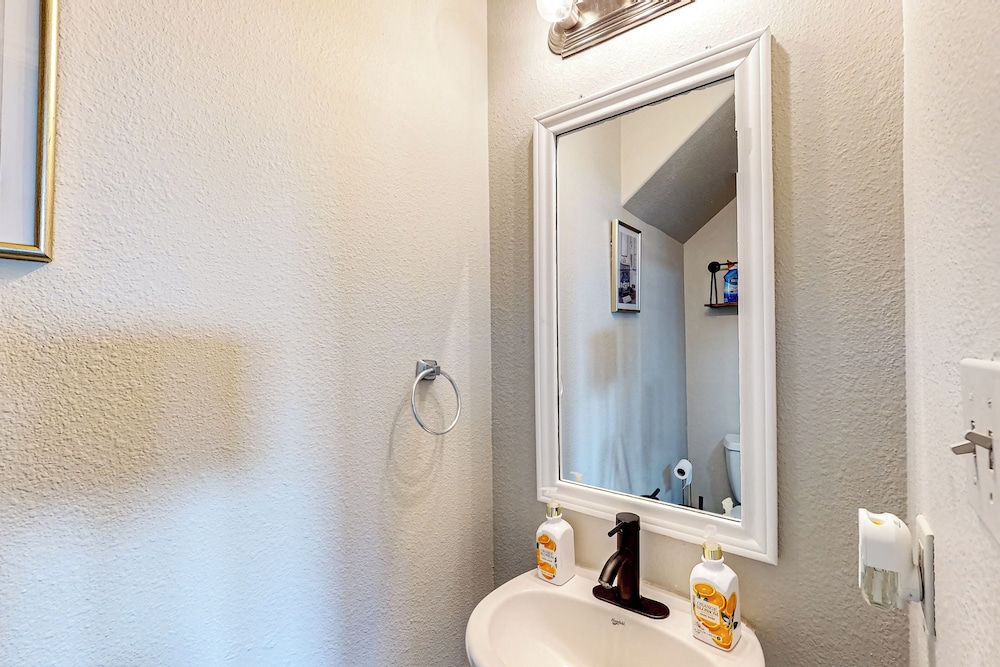 3BR w/ Yard, Updated Interior w/ A/C & W&D