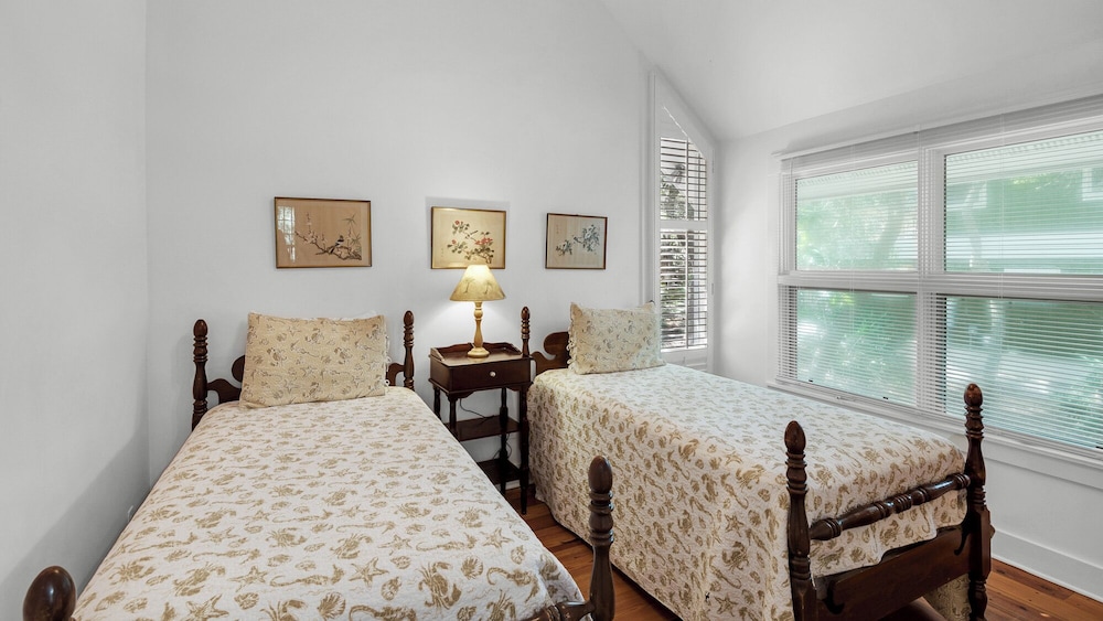 Old Seagrove Next to Seaside- Quiet Area & Vintage Charm, Backs to Canal view 2