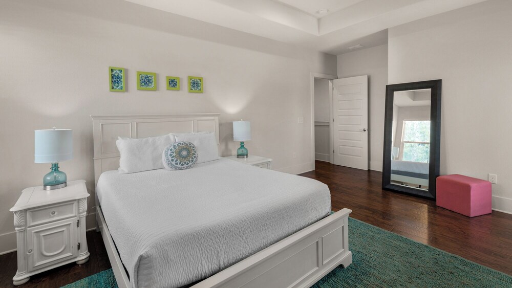 Stunning 4 Bd/4.5 BA - Free Wifi - Easy Walk to Beach