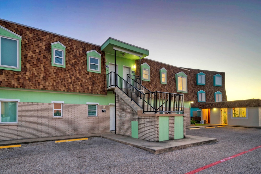 Steps to Sandfest 2 Condos in Beachfront Complex w/ Pool, Pickleball/tennis