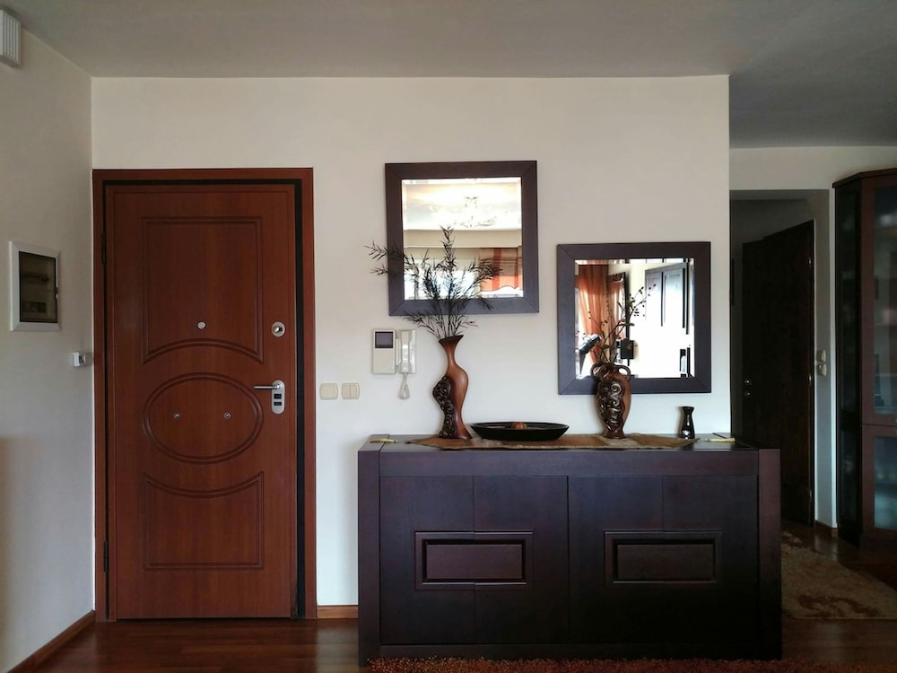 City Center Apartment With Mountain View