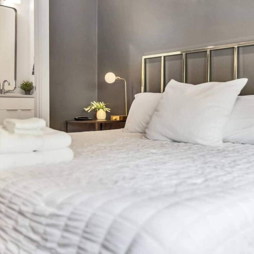 Spacious 4BR Minutes From Broadway- Sleeps 14 view 2