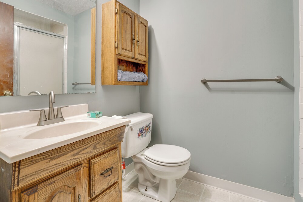 2 Mi to Dtwn St Paul: Home w/ Private Deck & Yard!
