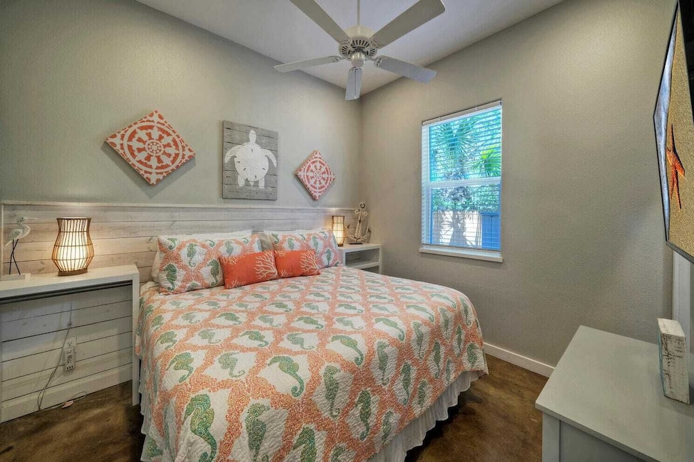 Sleeps 24, 2 Homes Pool, Backyard Tiki Bar, Fire Pit, Cornhole Walk to Beach