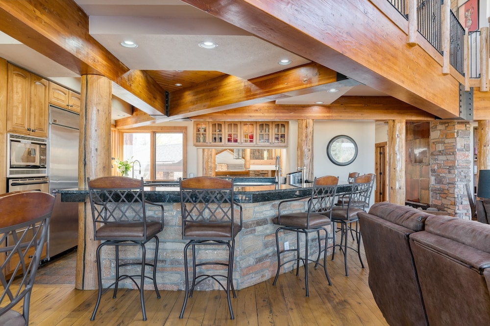 Summit County Vacations - Topaz Estate by Avantstay Luxe Home, Pool View - Property Image 36