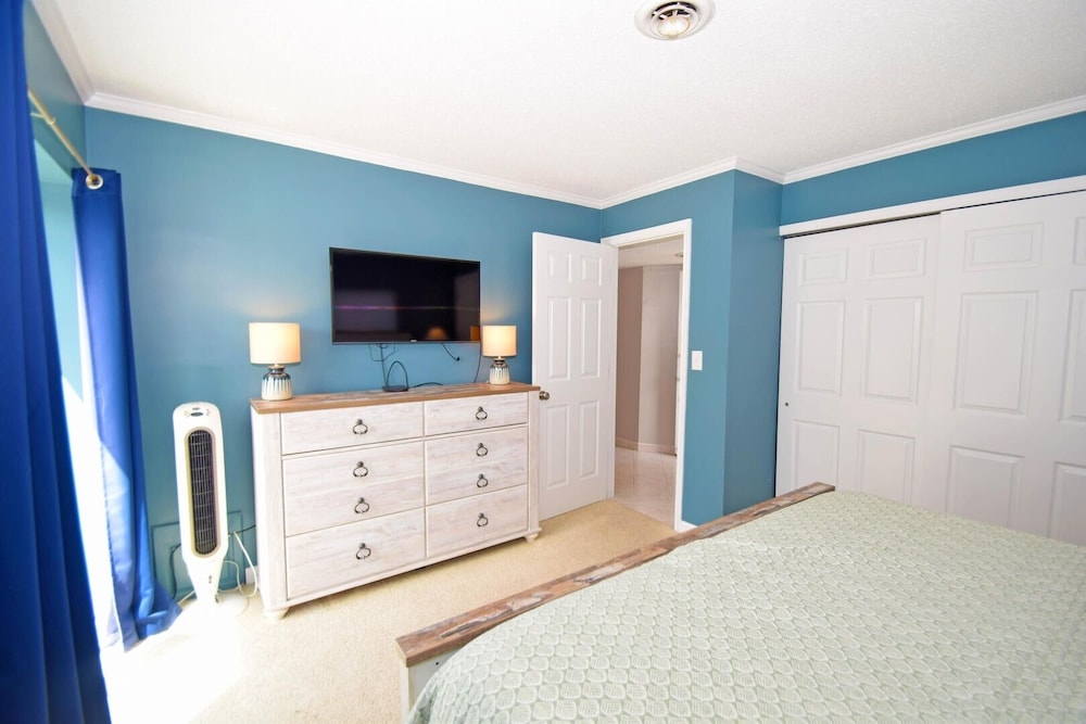 Harbour Island 401m 3 Bedroom Condo by RedAwning view 3