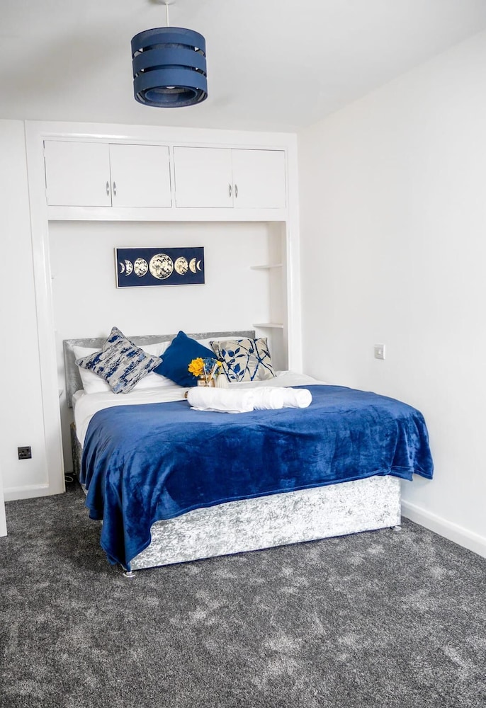 Stylish 4 Bed Apartment- Private Garden & Sleeps 8