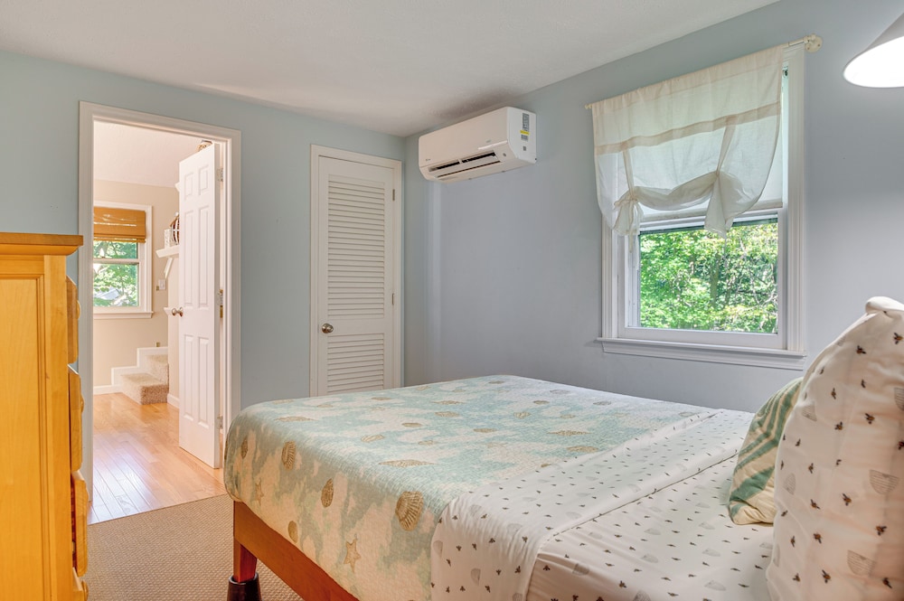 1/2 Mi to Ogunquit Beach: Maine Home w/ Deck!