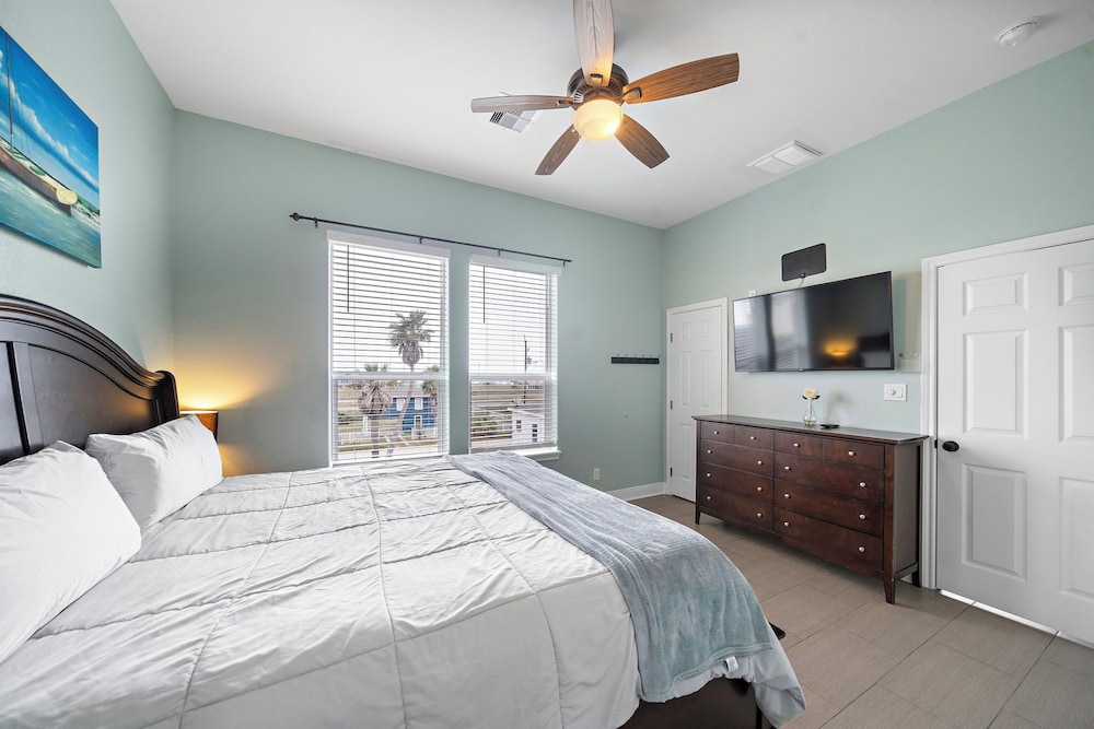 Sunny Beach House by Ryson Vacation Rentals