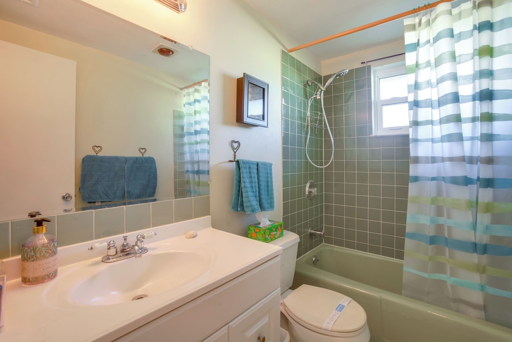 3 Mi to Beach! Sunny Englewood Retreat w/ Lanai