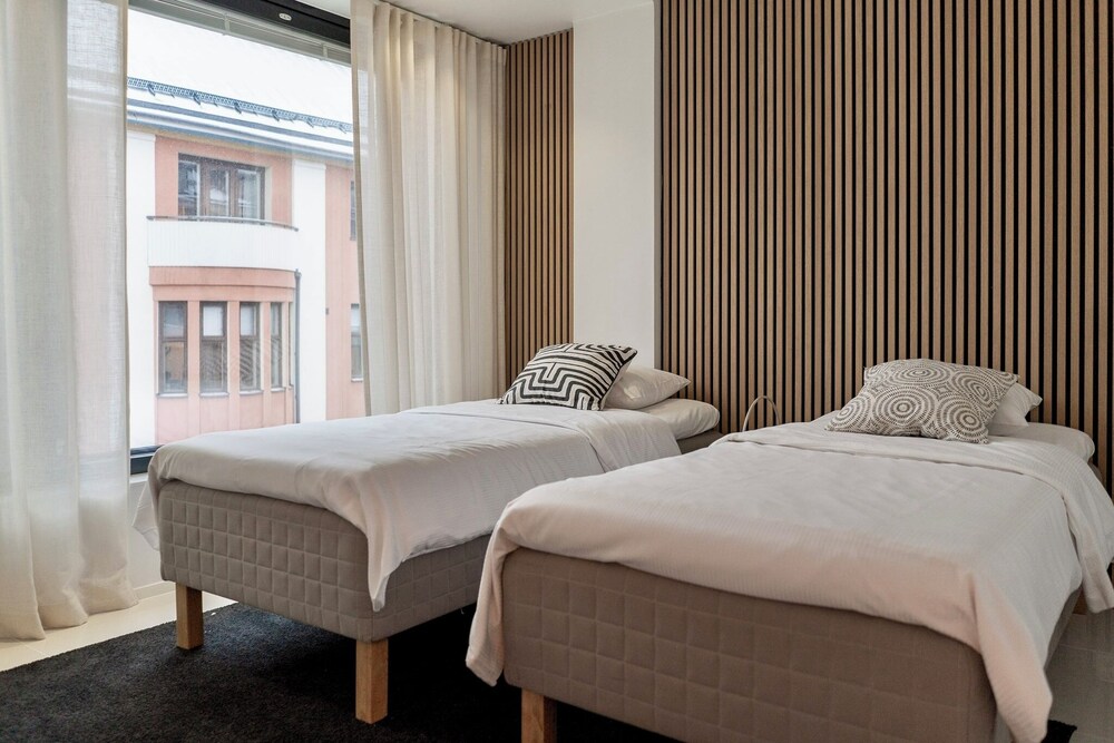 Luxurious 3-Br Apt with Balcony
