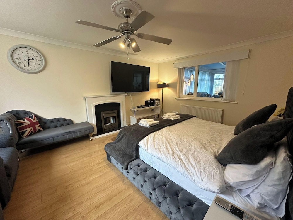 4 Bedroom Seaside House in Clacton-on-sea Sleeps 8