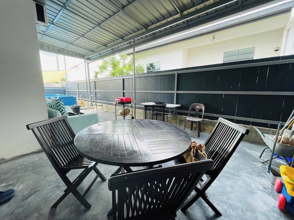 Spacious Family Homestay in Durian Tunggal With Private Pool