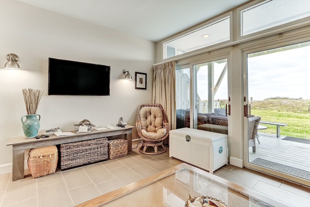 Kingsland Vacations - Oceanside Townhouse with Ocean View and Access to the Deck by RedAwning - Property Image 1
