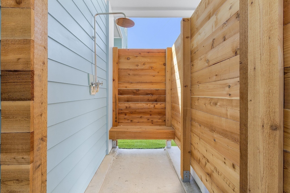 211 Blue Palm: Spacious 5-Bedroom Pool Home, Steps from Beach! 5 Home
