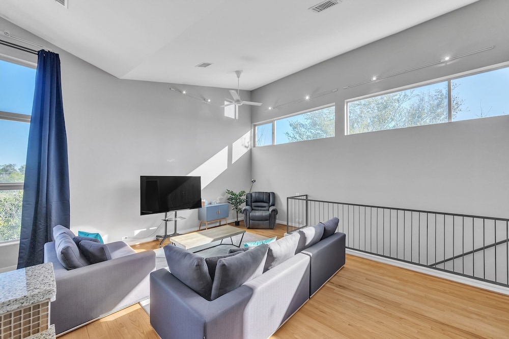 Modern Comfort In The Heart Of Museum District 3 Bedroom Townhouse