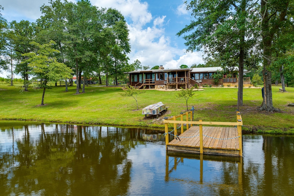 Spacious Buena Vista Cabin w/ Lake Views & Deck