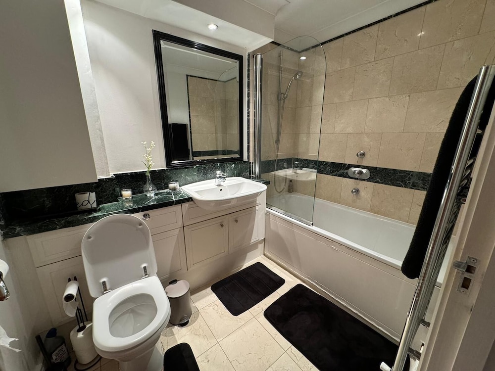 Luxury Apartment In London - Pool Spa & Gym