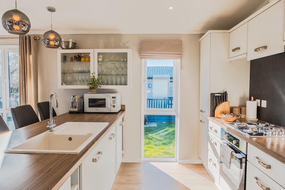 St Helens 2-bed Lodge, Sleeps 4, Pets Ok & Pool view 5