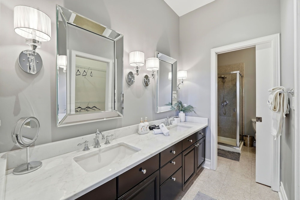 River West Modern 4-bd Home With Patio Balcony