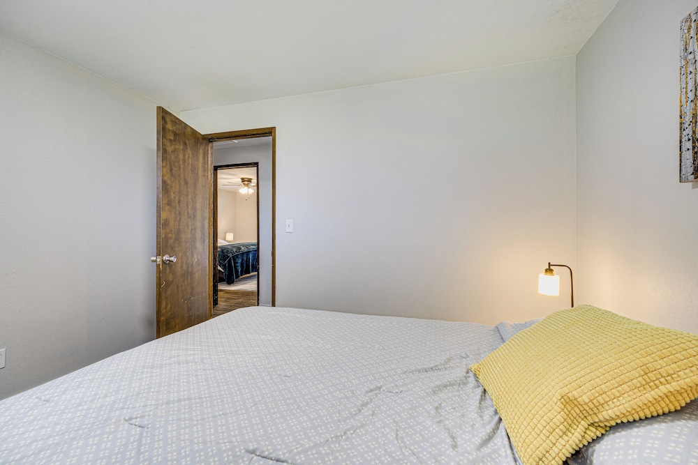 Cozy Apt w/ Private Deck, 2 Mi to Toyota Center!