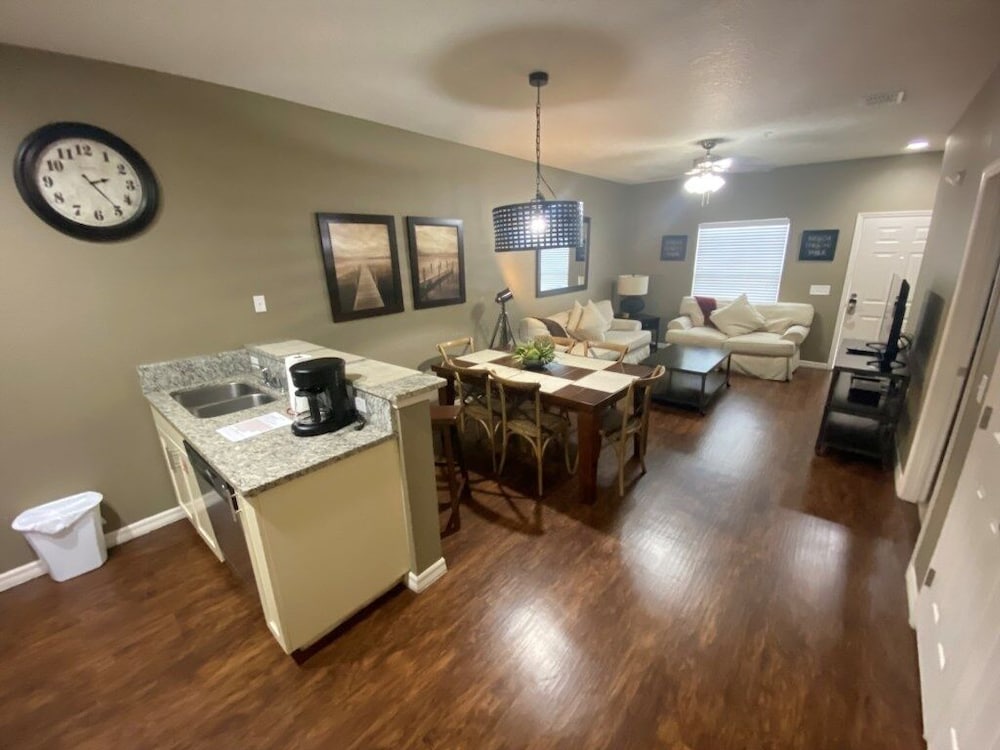 Family Retreat 3 Miles To Disney & Attractions 3 Bedroom Townhouse