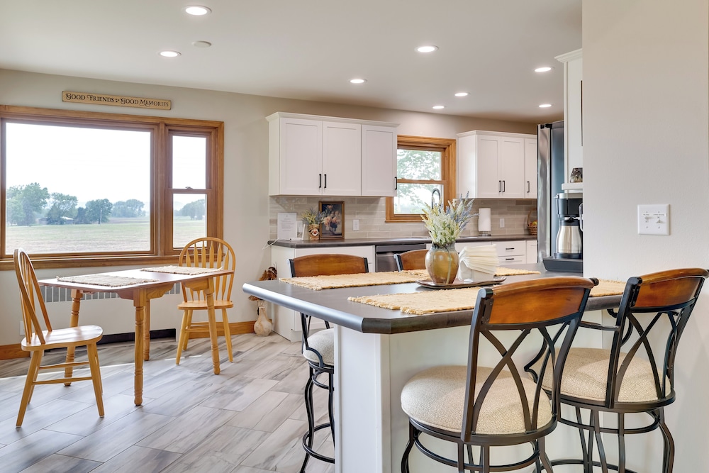 3 Mi to Lake Onalaska: Quaint Home w/ Prairie View