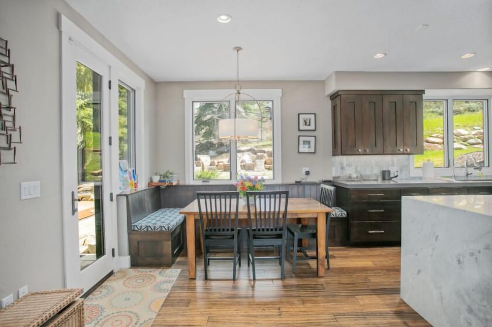 2540 Queen Esther Dr - 5 Bedroom Home with Spa 5 Home