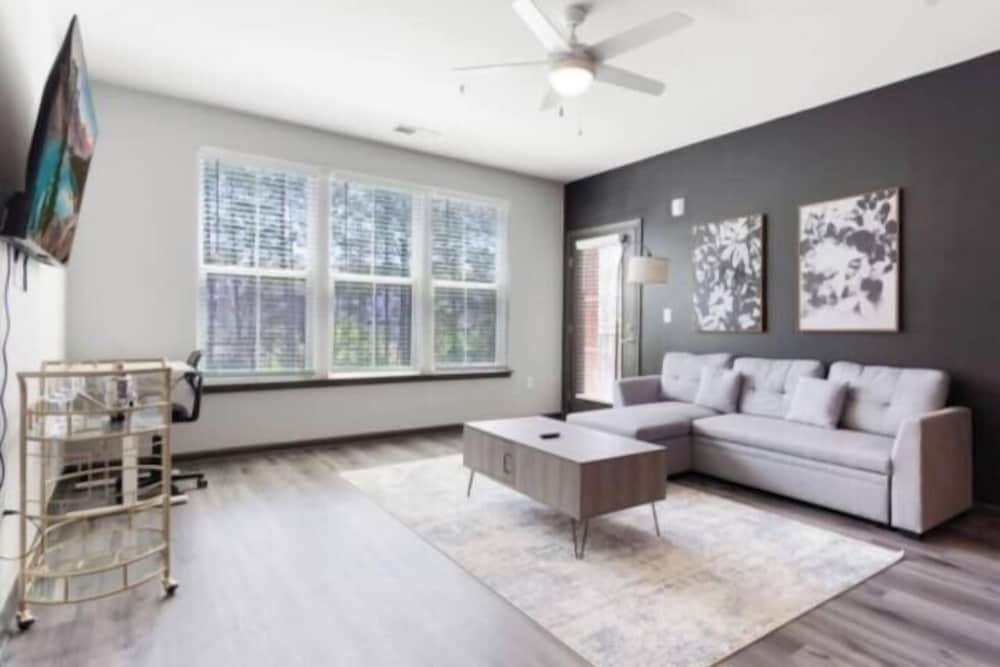 Luxe King 2BR Suite in North Raleigh