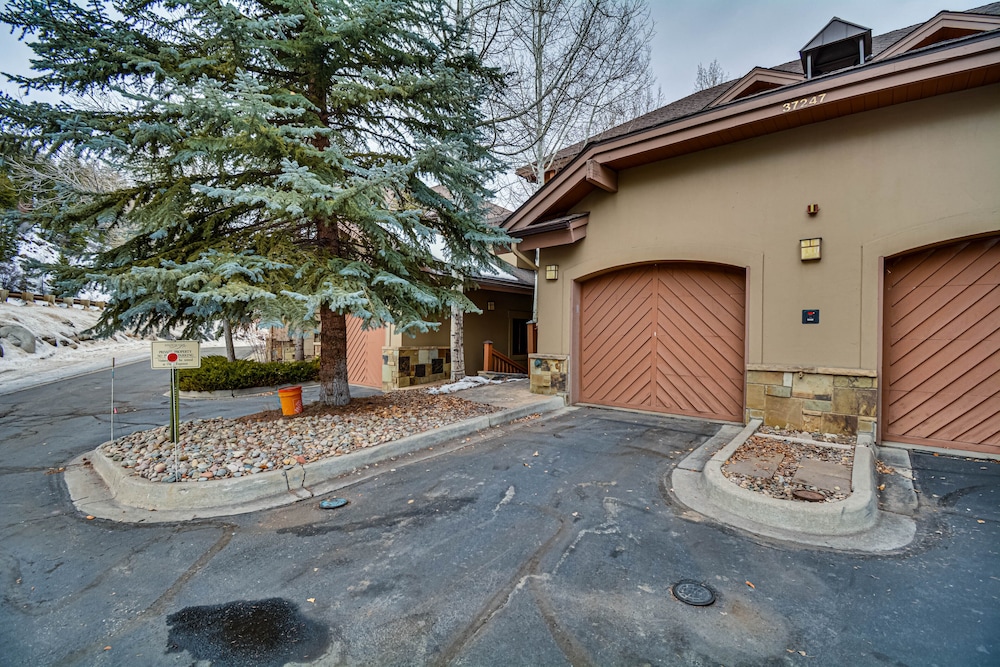 Cozy Avon Retreat w/ Private Deck & Pool Access!