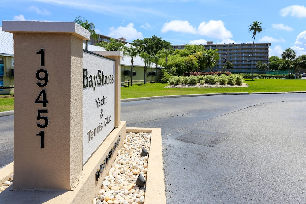 Bayshore Yacht & Tennis 806