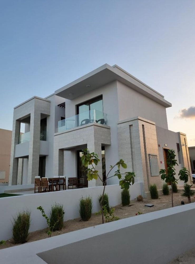 Chic Pool-view Studio With Balcony