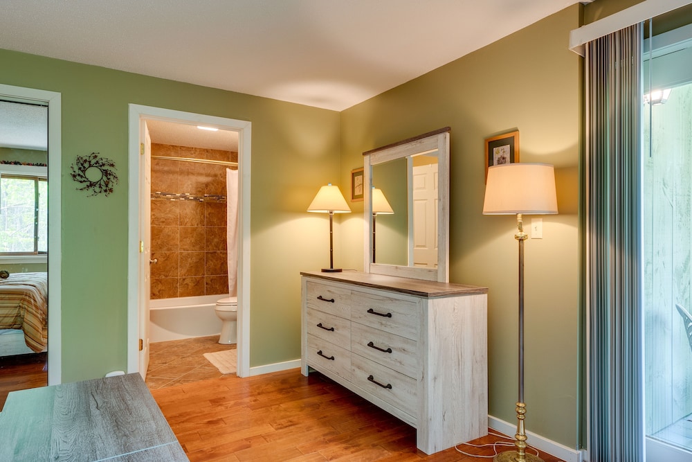 Bartlett Townhome w/ Balcony: 1 Mi to Ski Resort! view 5