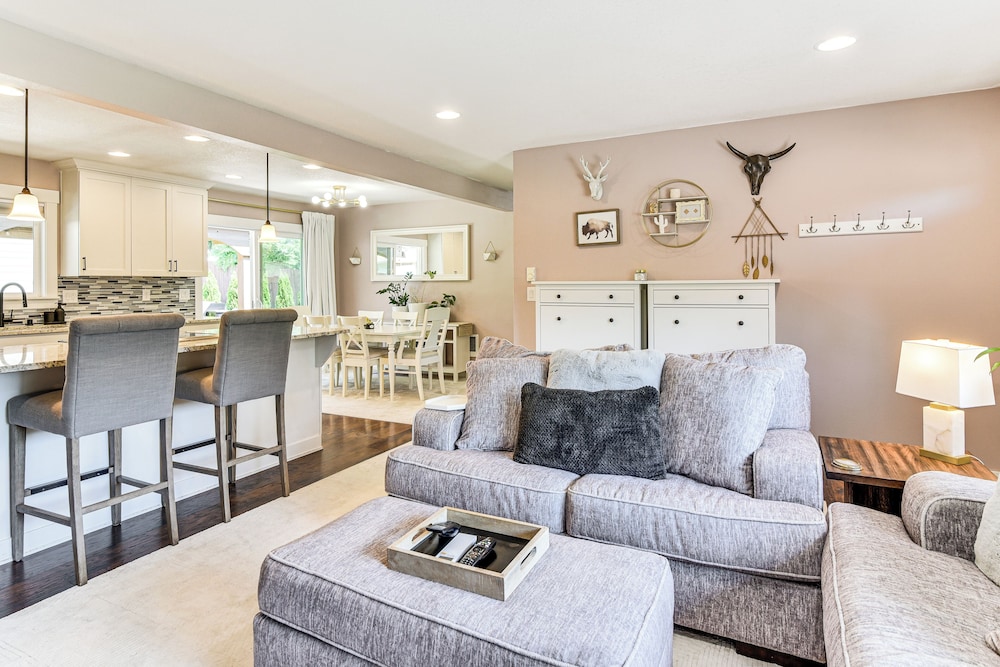 7 Mi to Vancouver Waterfront: Sleek Home w/ Yard!