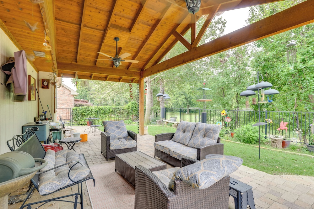 5 Mi to Lewisville Lake: Couple's Retreat w/ Yard