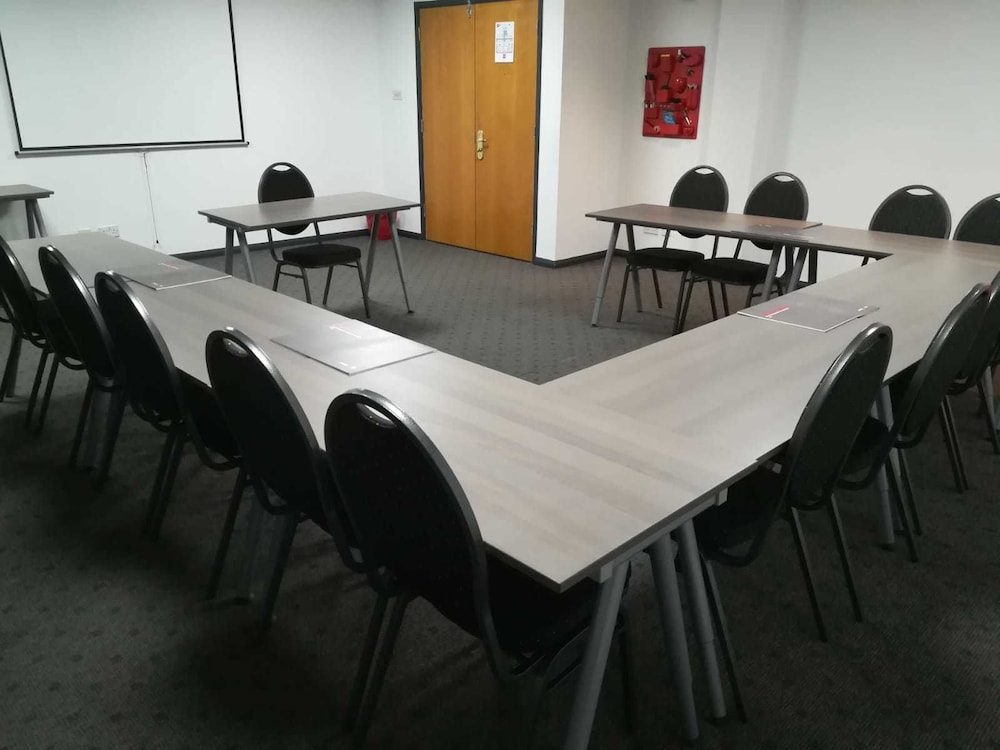 Chesterfield Vacations - ibis Chesterfield North - Barlborough - Property Image 2