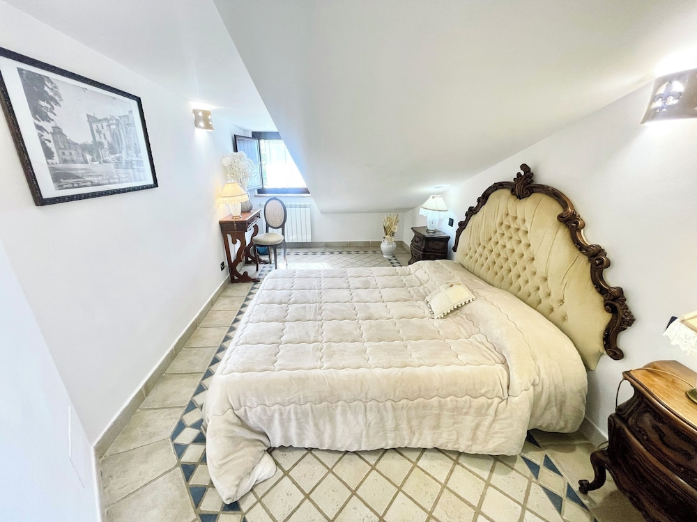 Charming Villa in Umbria - Sleeps 16 - Lake View - Pool, Jacuzzi and Events Room