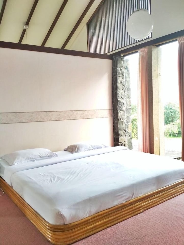 De Villa Istana Bunga by HouseinBandung