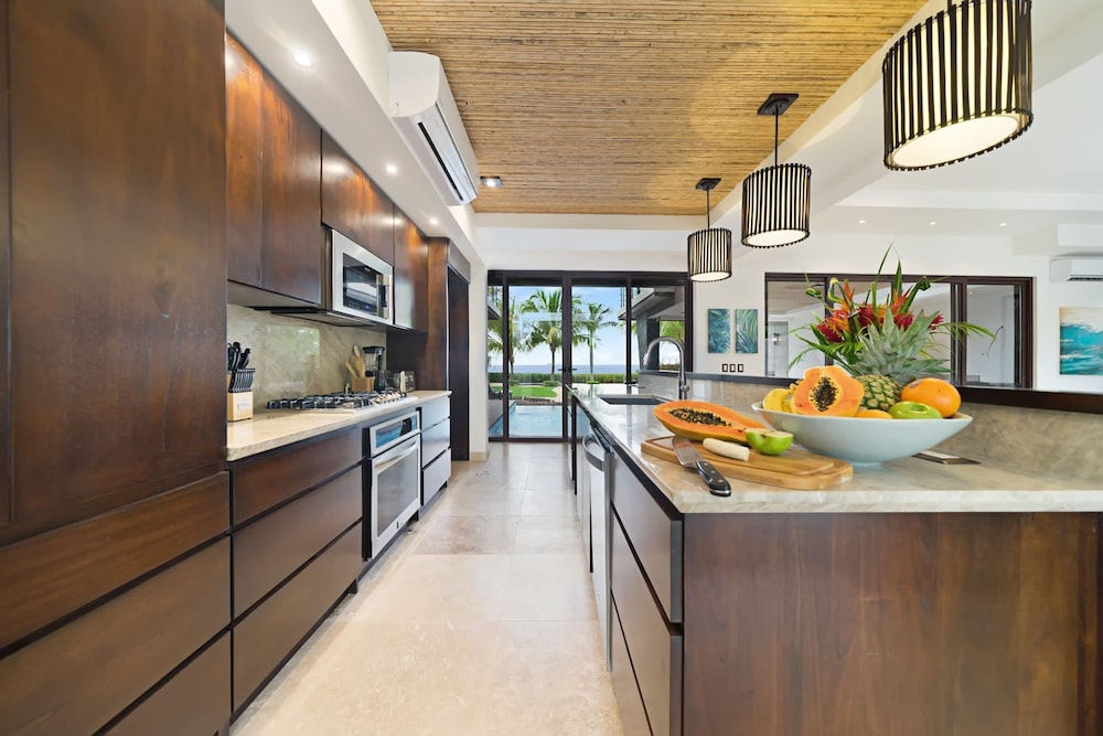 Beachfront Villa - Sunsets and Daily Maid Service
