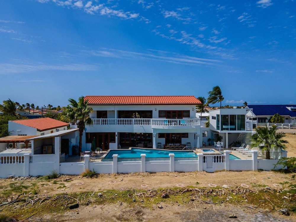 Villa Salina - 5BR w Pool Jacuzzi Sauna
