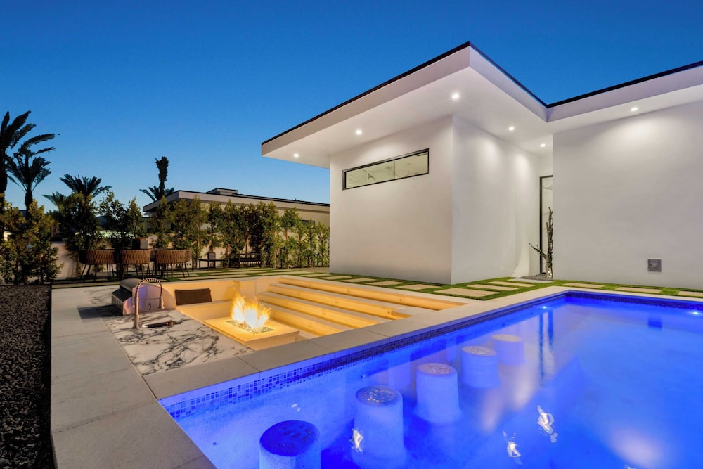 Luxury Retreat Pool, Putting Green + Pickleball Sleeps 17 Bravo Villa 8 by Avantstay