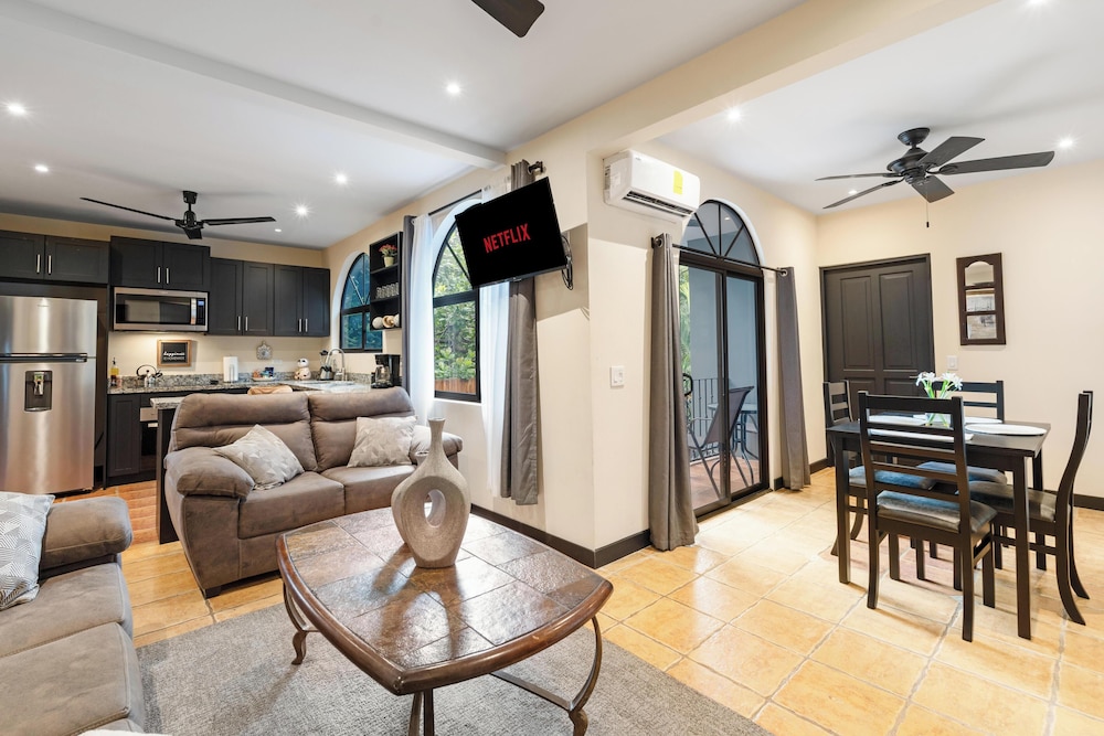 Suite 3 - Jaguar Beach & Pool 2 BR Condo