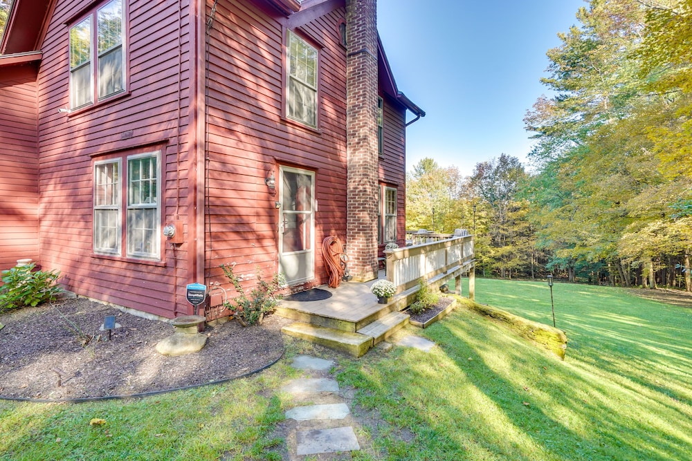 Tranquil 3 BR Stockbridge House w/ Private Deck!