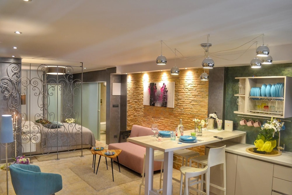 Studio Apartment Eleven
