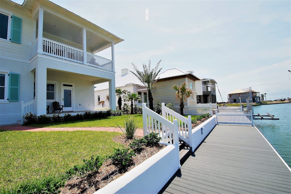 Sea La Vie - Private Waterfront Home With Boat Dock 3 Bedroom Home by RedAwning view 4