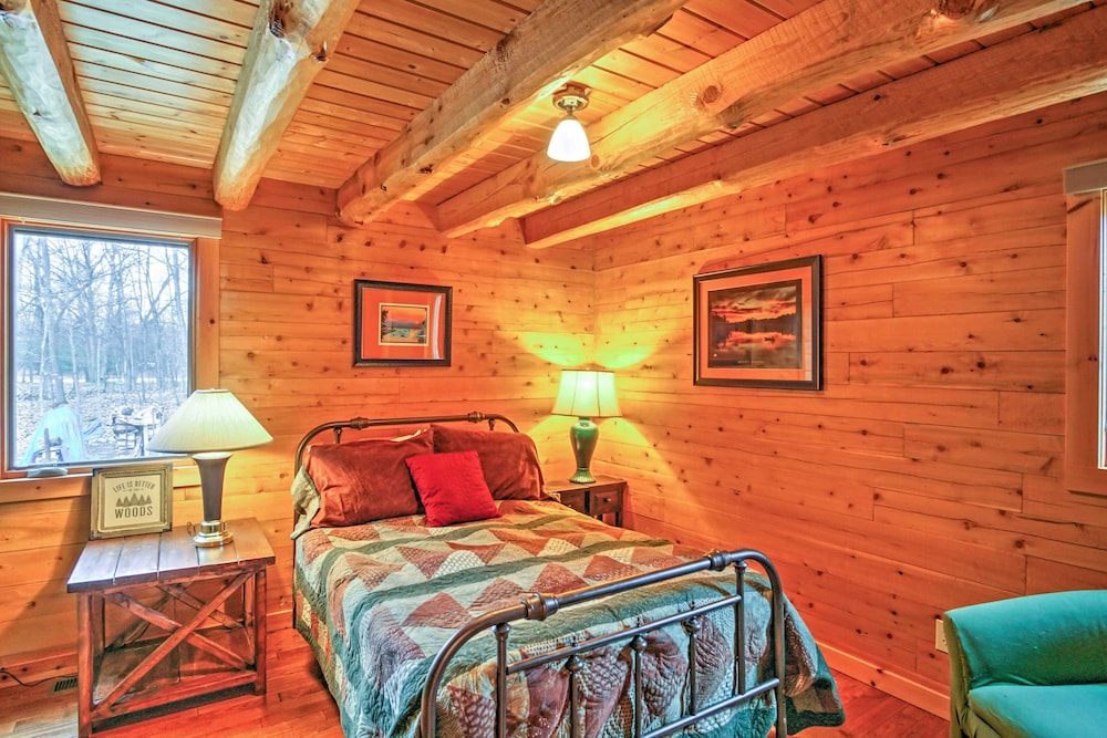 Remote Pentwater Cabin in the Woods: 5 Mi to Dtwn